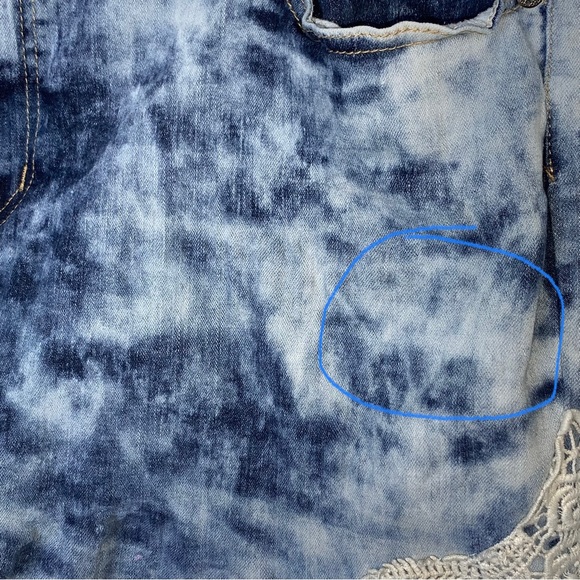 THREAD MARKET Plus Acid Washed Lace Embellished Raw Hem Shorts Sz 20 - Picture 6 of 7